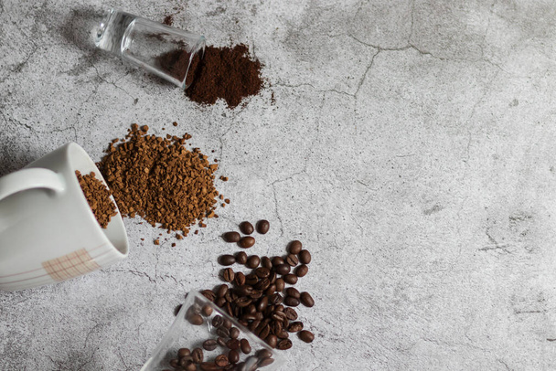 Instantní káva, kávová zrna a mletá káva.To vše na šedém pozadí - Fotografie, Obrázek