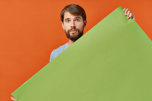συναισθηματικός άνθρωπος με παπαρούνα στα χέρια του διαφήμιση μοντέλο πινακίδα - Φωτογραφία, εικόνα