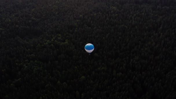 Globo de aire caliente en el cielo, vista aérea volando sobre los campos y el bosque
 - Imágenes, Vídeo