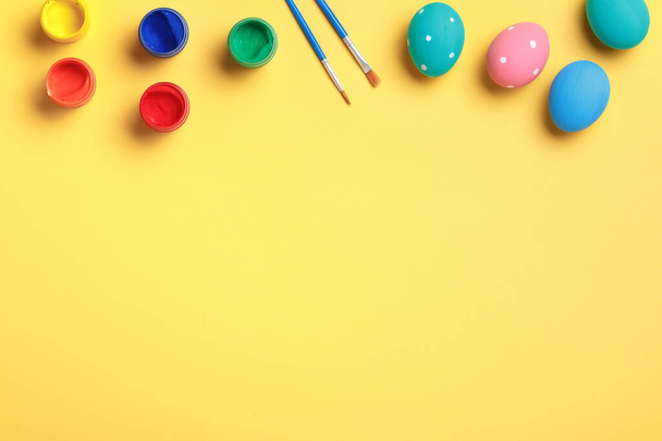 Easter eggs paint and brush on a yellow background. - Foto, afbeelding