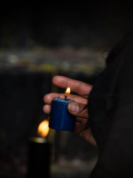 Frau mit brennender Kerze in der Hand gedenkt Trauer Religion Glaube an Las Lajas Heiligtum Ipiales Kolumbien - Foto, Bild