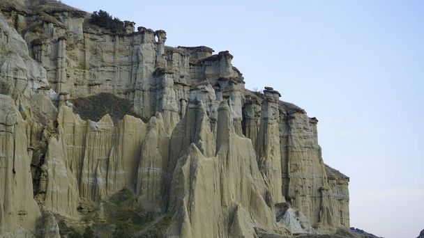 Vista de las montañas Kuladokiya. Una inusual formación de rocas volcánicas en la ciudad de Kula, Turquía. - Foto, Imagen