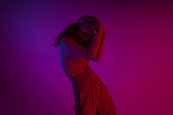 Mode portrait asiatique fille danse sur néon lumière studio fond. - Photo, image
