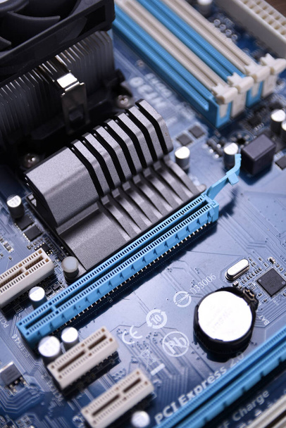 Computermotherboard und elektronische Komponenten CPU-GPU-Speicher und verschiedene Buchsen für eine Grafikkarte in Nahaufnahme - Foto, Bild