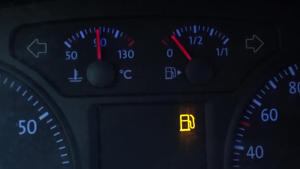 odometr samochodu z włączonym światłem ostrzegawczym rezerwy paliwa benzynowego - Materiał filmowy, wideo