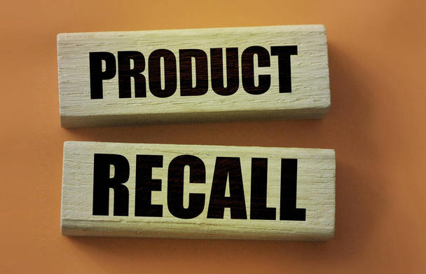 Product Recall geschreven op een houten blokken op rood. Bedrijfsconcept. Garantie en kwaliteitscontrole. - Foto, afbeelding