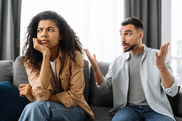 Ženatý mladý pár o něčem emocionálně diskutuje, mají problém. Afroameričanka a běloch spolu nesouhlasí. To je nedorozumění, rozhodnutí, hádka. - Fotografie, Obrázek