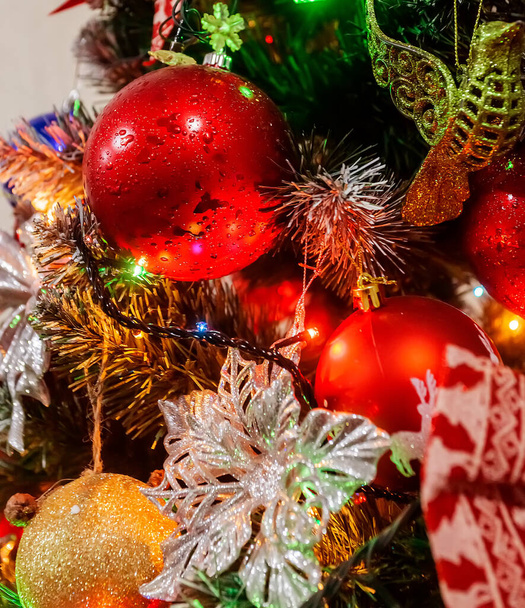 texture of a Christmas tree decorated with balls - Φωτογραφία, εικόνα
