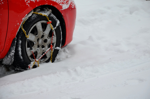 donde no ayuda a conducir a través de una carretera nevada y levantar un arado en algún lugar en el prado, es necesario tener cadenas de nieve en las ruedas del coche. en la nieve profunda ana hielo ayudará  - Foto, Imagen