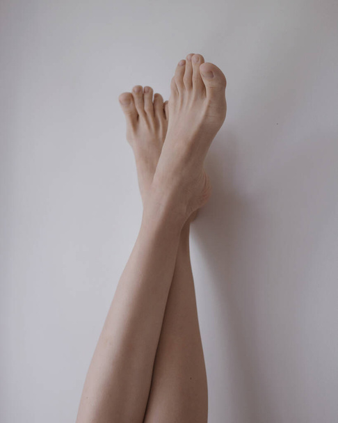 mooie vrouw benen zonder retoucheren - Foto, afbeelding