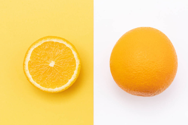 Una vista superior de naranja en rodajas junto a una naranja - Foto, imagen