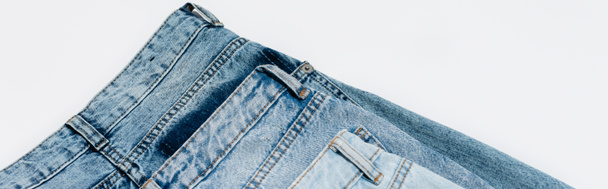verschillende klassieke jeans geïsoleerd op wit, bovenaanzicht, banner - Foto, afbeelding