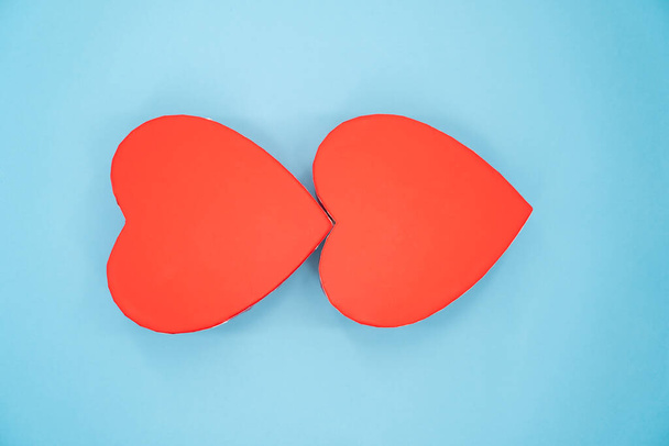 A top vieTwo red heart-shaped boxes on a blue background - Fotografie, Obrázek