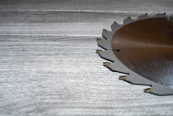 Lâmina de serra para madeira e laminado. Disco de metal de uma serra circular close-up. - Foto, Imagem