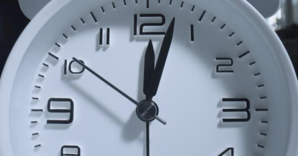 時計の2番目のパス。 エクストリームマクロワイドアングルは,2番目の手が3D番号を上げた小さな目覚まし時計を横切るように閉じます. - 映像、動画