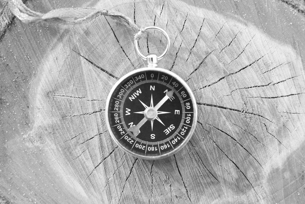 Класичний навігаційний компас на природному тлі як символ туризму з компасом, подорожі з компасом та активний відпочинок з компасом
 - Фото, зображення