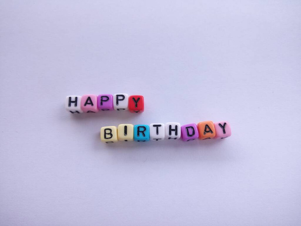 ábécé blokk szó HAPPY BIRTHDAY elszigetelt fehér háttér - Fotó, kép