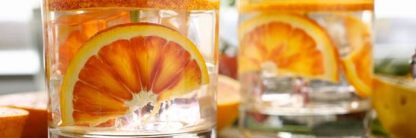 Cóctel casero de naranja roja y menta
 - Foto, Imagen