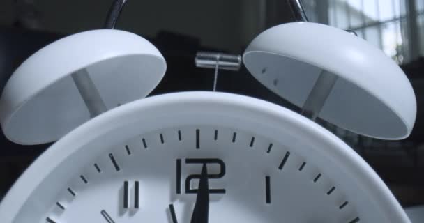 Äärimmäinen makro leveä kulma lähikuva vasara soi kelloja pieni herätyskello kohollaan 3D-numerot. - Materiaali, video