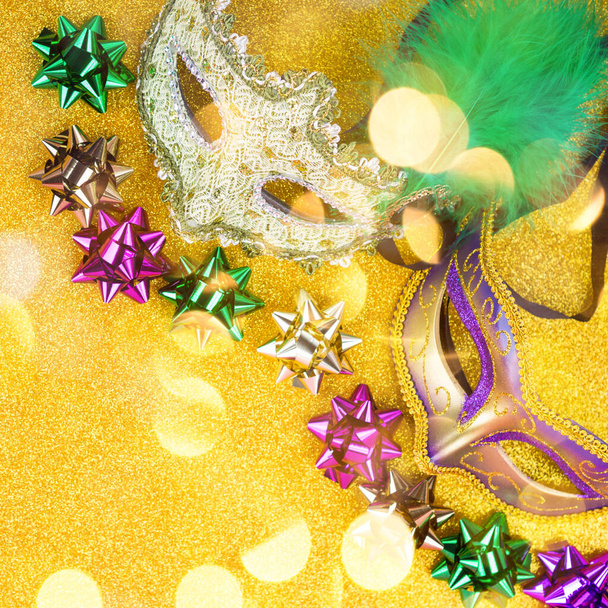 Carnaval mardi gras máscaras de fiesta sobre fondo dorado - Foto, imagen
