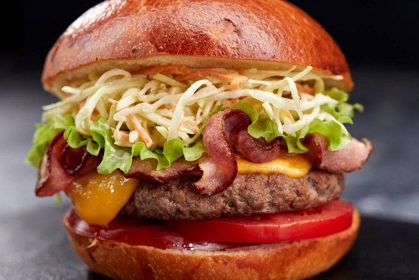 chutný burger s hovězí kotletou a zeleninou, zblízka  - Fotografie, Obrázek