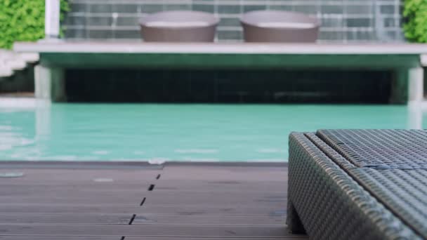 se prélasser sur le bord d'une piscine de l'hôtel dans une pause pour se reposer. propre piscine pour la détente. Vacances vacances concept privé. - Séquence, vidéo
