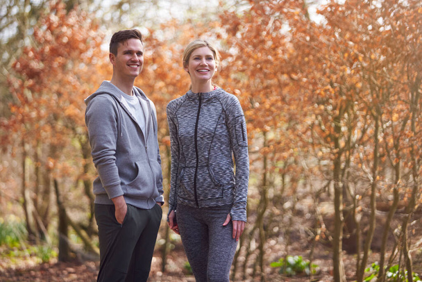 Couple Exercising In Autumn Countryside During Covid 19 Lockdown - Foto, immagini