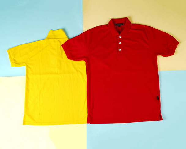 Üres galléros ing mock up sablon, elölről és hátulról, elszigetelt háttér, üres piros és sárga póló. Polo ing design, sablon és mockup nyomtatáshoz. - Fotó, kép