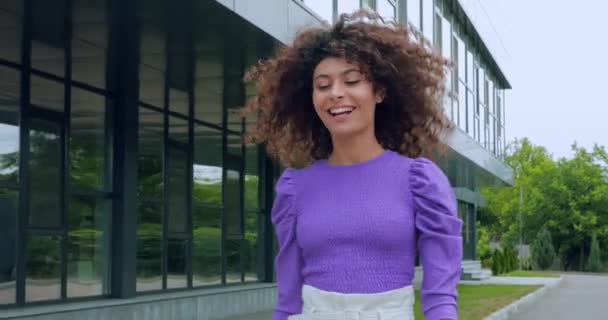 veselá mladá žena se usmívá při chůzi ven - Záběry, video
