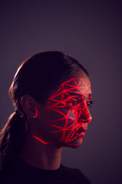 Rozpoznawanie twarzy Technologia koncepcja jak kobieta ma czerwona siatka projekcja na twarz w studio - Zdjęcie, obraz