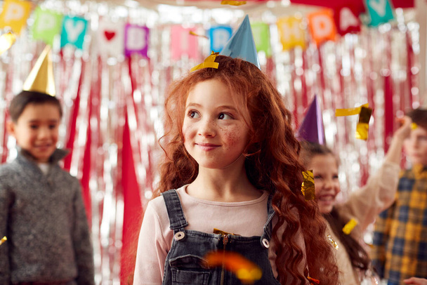Ryhmä lapsia puolue hatut juhlii syntymäpäiväjuhlissa Streamers ja Gold Confetti - Valokuva, kuva