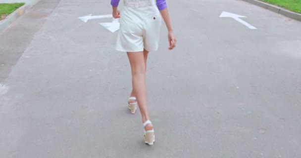 przycięty widok kobiety w sandałach klinowych spacerujących po ulicy - Materiał filmowy, wideo