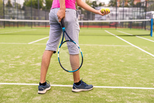 Jugador de tenis masculino en la cancha de tenis - Foto, imagen