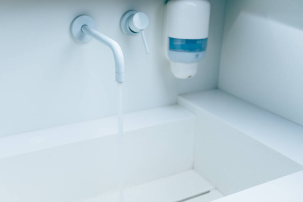 cuvette de lavage avec eau courante du robinet dans un hôpital - Photo, image