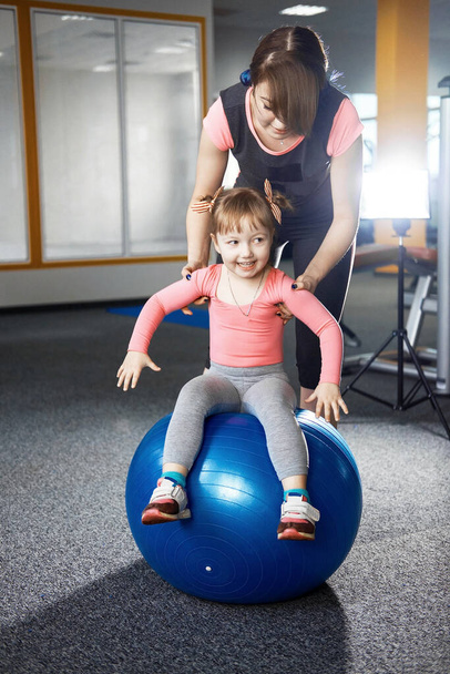 Mom and child in the gym - Фото, изображение