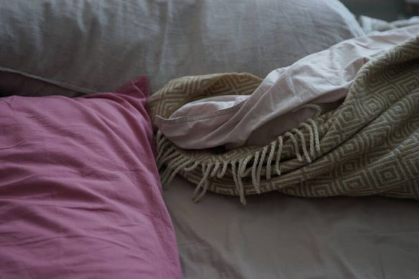 ベッドルームでの羽毛布団と毛布付きのベッド - 写真・画像