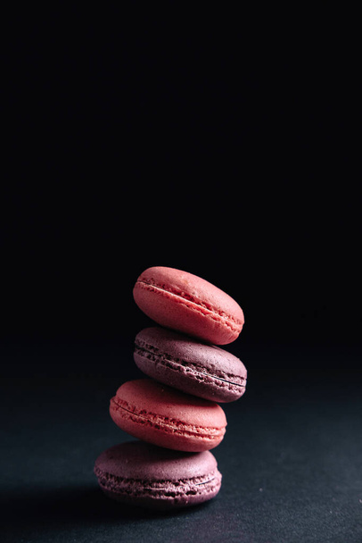 macarones rosa no fundo escuro - Foto, Imagem