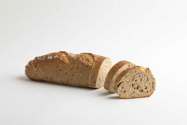 Ongezuurde chrono brood met zaden op een witte achtergrond - Foto, afbeelding