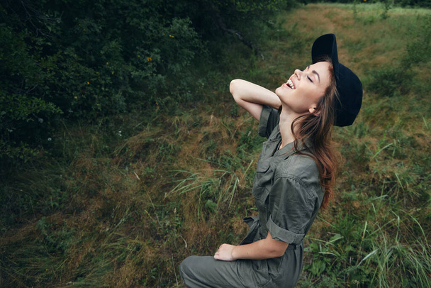 Nainen metsässä Katsoo taivaalle suljetut silmät raikas ilma levätä matkustaa  - Valokuva, kuva