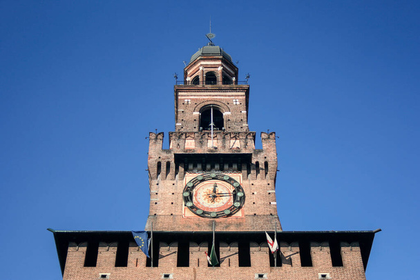 ロンバルディア州ミラノのスフォルツァ城の時計塔。イタリアのランドマーク - 写真・画像