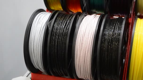 Filamenti multicolori di plastica per la stampa su una stampante 3D primo piano - Filmati, video