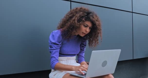boos jonge freelancer typen op laptop buiten  - Video