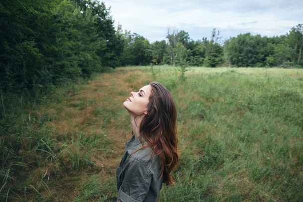 Nainen niityn puolella näkymä etsiä raitista ilmaa elämäntapa - Valokuva, kuva