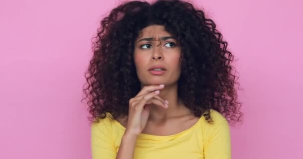 huolestunut nuori nainen ajattelu eristetty vaaleanpunainen  - Materiaali, video