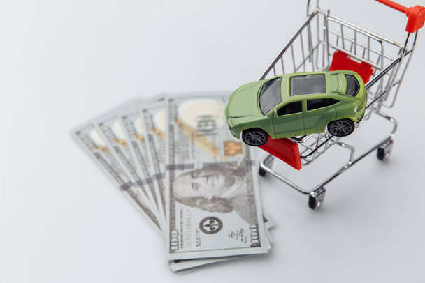 Comprar um carro, carro novo em uma cesta de compras - Foto, Imagem