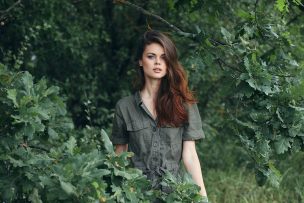 Mujer en el bosque Atractivo look traje verde naturaleza fondo  - Foto, imagen
