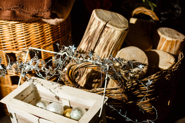 Χριστουγεννιάτικη μεταλλική γιρλάντα από αστέρια. Γκλίτερ μπάλες για χριστουγεννιάτικο δέντρο σε ένα ξύλινο κουτί - Φωτογραφία, εικόνα