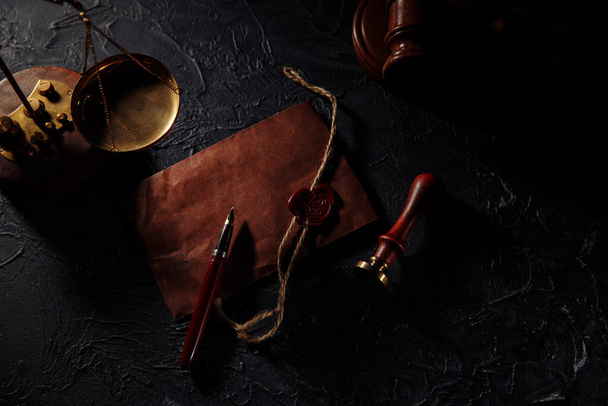 Нотариальные инструменты. Весы правосудия, конверт и деревянный молоток - Фото, изображение