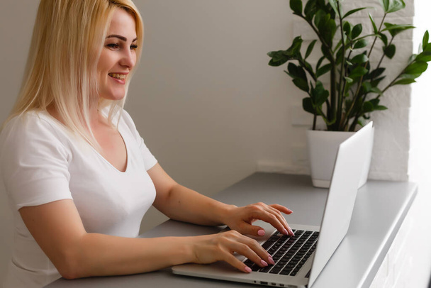 Щаслива жінка робить онлайн покупки вдома
 - Фото, зображення