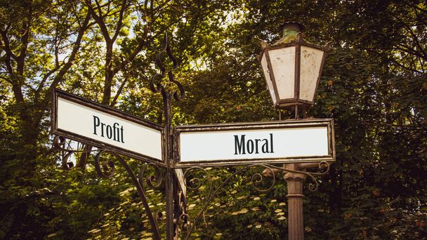 Street Sign la direzione verso la morale contro il profitto
 - Foto, immagini